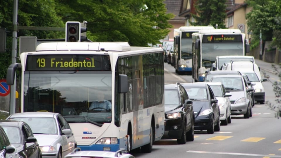 Auf der Spitalstrasse sollen Busse künftig nicht im Stau stecken bleiben.