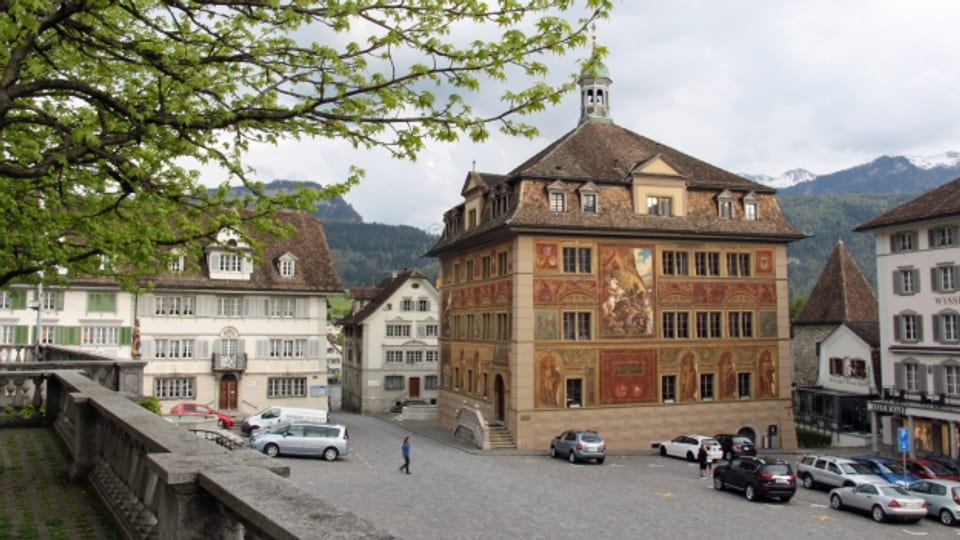 Im Kanton Schwyz führt Flat Rate Tax ein.