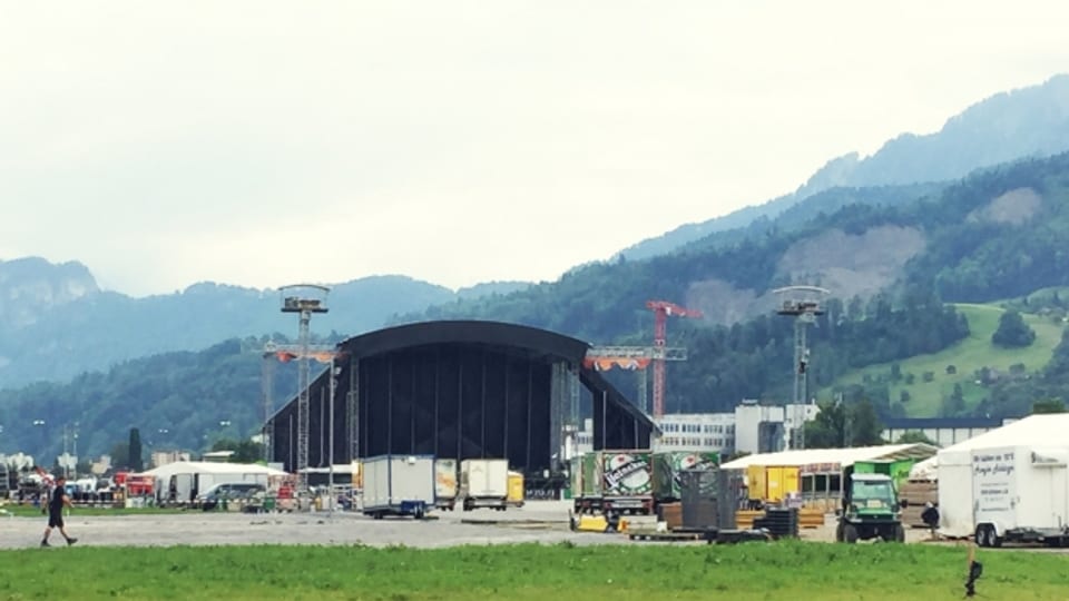 Auf der Luzerner Allmend wird die Bühne aufgebaut.