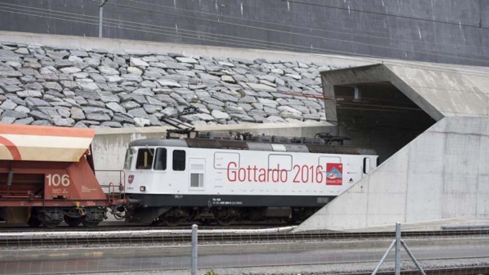 Der erste Güterzug fährt in den Gotthardbasistunnel.