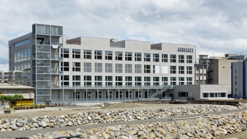 Das Gebäude der Hochschule für Design&Kunst liegt direkt an der Emme im ehemaligen Gebäude der Viscosuisse.