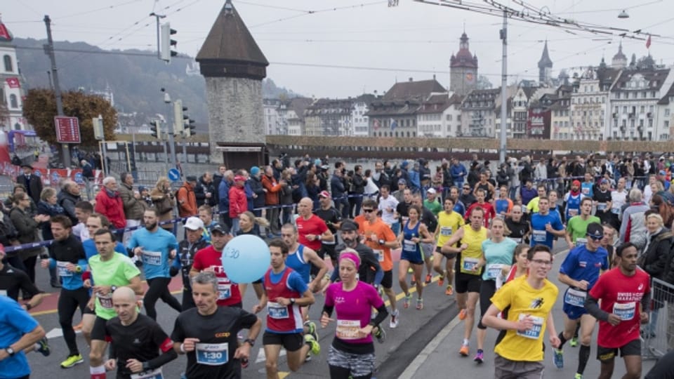 Läuferinnen und Läufer am Swiss City Marathon in Luzern.