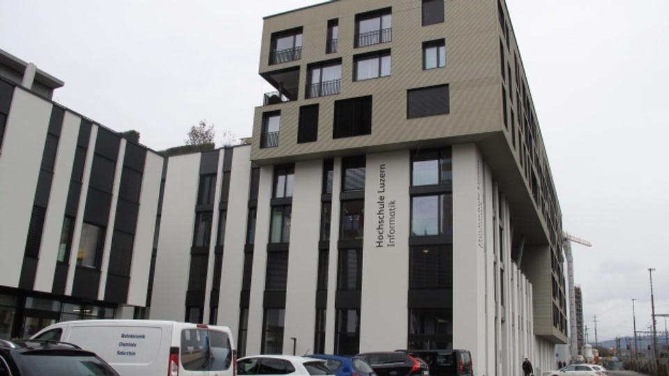 Die Hochschule Luzern Informatik in Rotkreuz nimmt Rücksicht auf Pendlerinnen und Pendler.