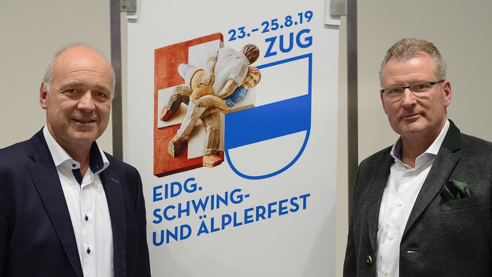 Geschäftsführer Thomas Huwyler und OK-Präsident Heinz Tännler mit dem Logo.