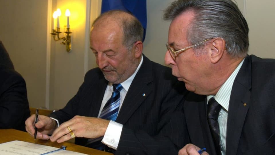 Anton Schwingruber und Kurt Wernli bei der Vertragsunterzeichnung.