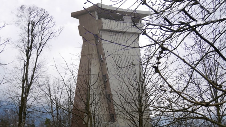 Der Turm im Tierpark Goldau ist 30 Meter hoch.
