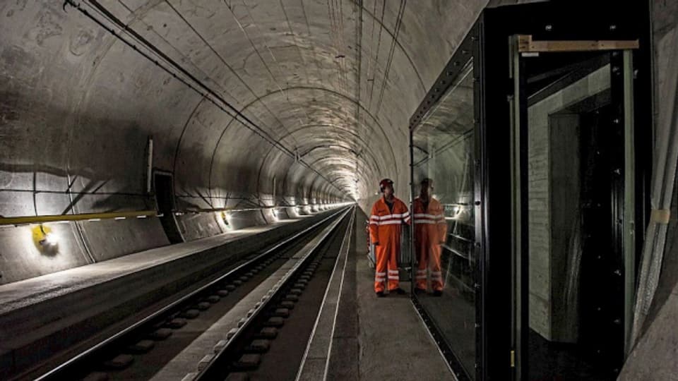 Durch die Glasscheibe (rechts) können die Besucherinnen und Besucher einen Blick in den Gotthard-Basistunnel werfen.