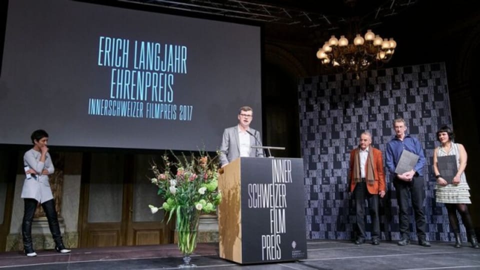 Erich Langjahr ehält einen Ehrenpreis für sein langjähriges Wirken.