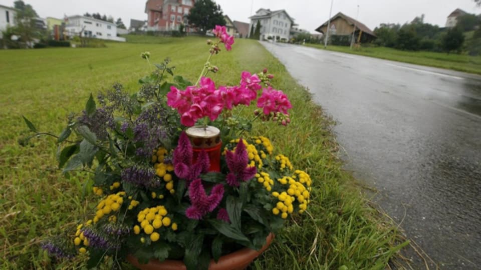 Blumen am Ort, wo der junge Mann 2009 auf offener Strasse niedergestochen wurde.