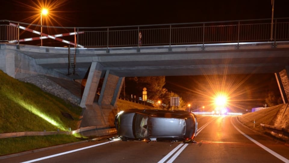 Nach dem Unfall: Das Auto auf der Hauptstrasse Luzern-Wolhusen.