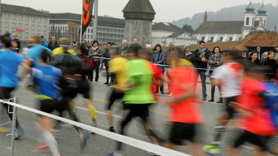 Am Sonntag werden gegen 12'000 Läuferinnen und Läufer auf der Strassen unterwegs sein. (Archivbild)