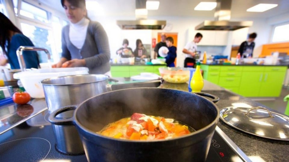 Kochen soll an Luzerner Schulen weiterhin ein Wahlfach bleiben.