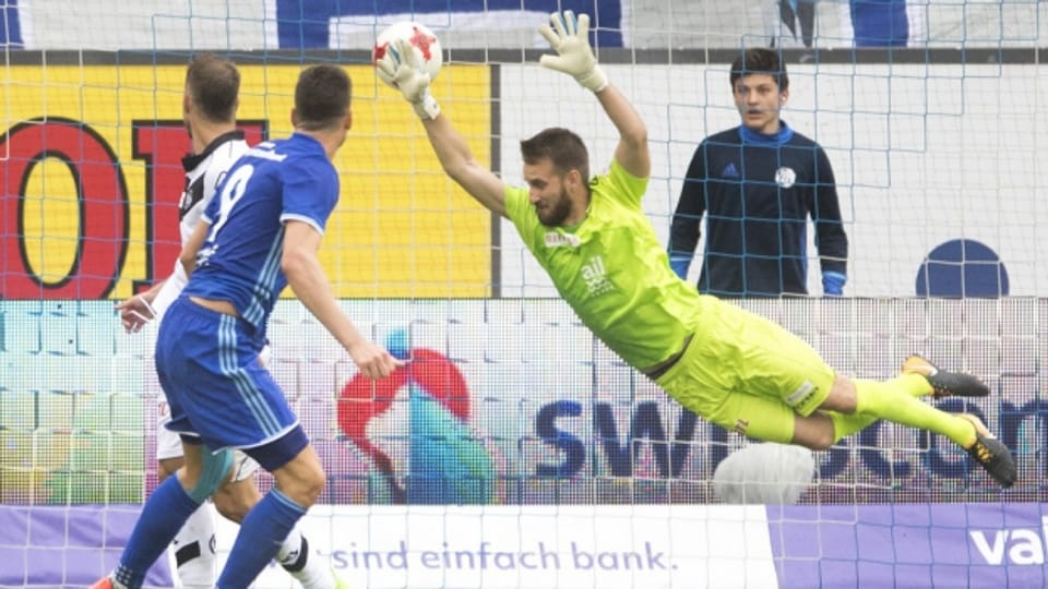 Tomi Juric, links führt den FC Luzern zum Sieg.