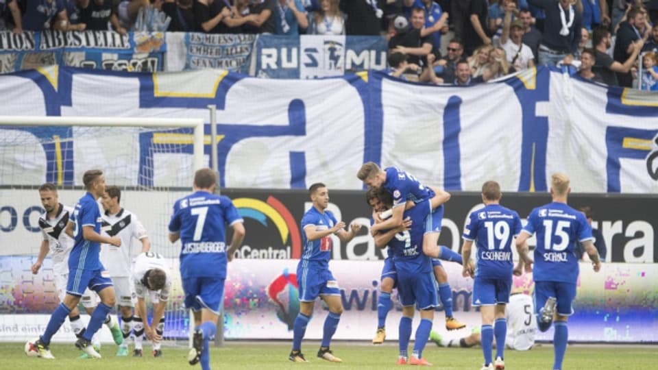 Die Luzerner feiern ihren Sieg gegen Lugano