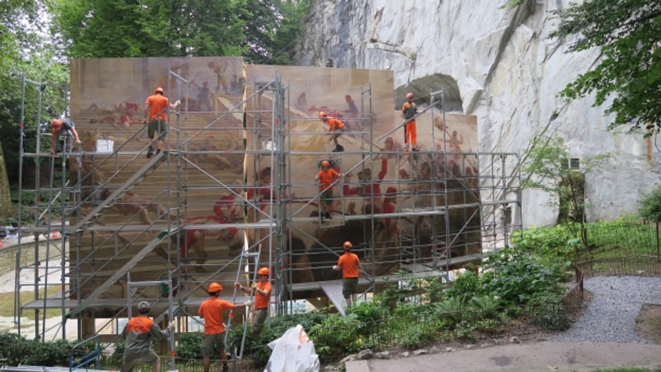 Das riesige Wandgemälde vor dem Löwendenkmal.