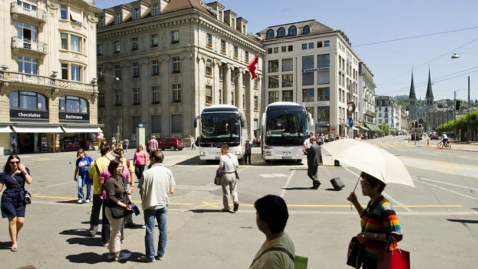 Reisebusse bringen Touristen vor die Juwelierläden am Schwanenplatz