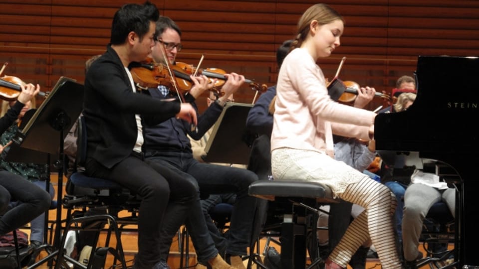 Alma Deutscher probt mit dem Luzerner Sinfonieorchester.