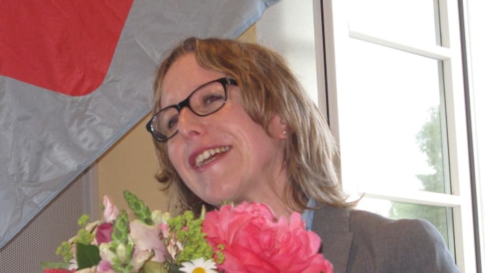 Barbara Gysel erhält Blumen für ihre Kandidatur.