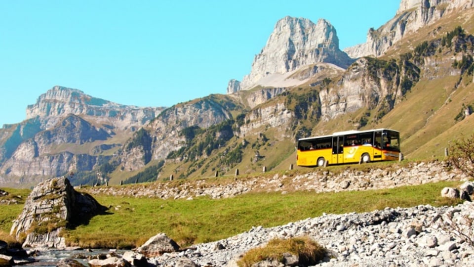 Ein Postauto am Klausenpass - auch in der Zentralschweiz werden Rückzahlungen erwartet.