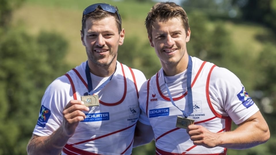 Die beiden Ruderer Nico Stahlberg und Roman Röösli halten je eine Bronze-Medaille.