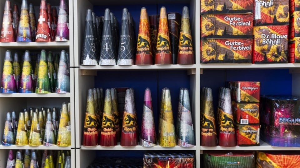 Diese Regale werden sich nicht mehr leeren: Das Feuerverbot führt dazu, dass Hersteller und Händler von Feuerwerk ihre Produkte nicht loswerden.