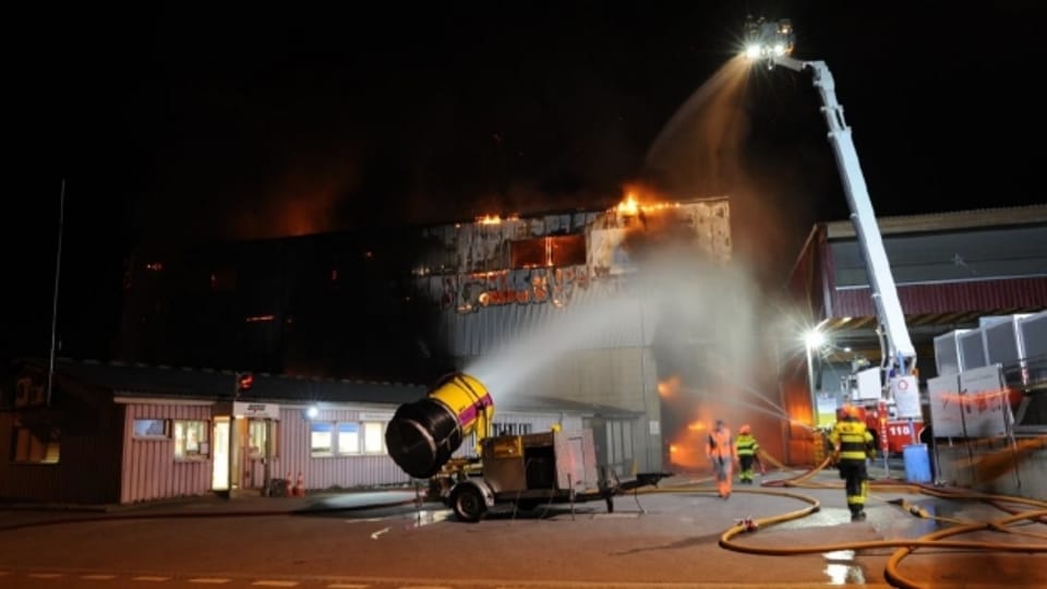 Grosseinsatz der Feuerwehr in Altdorf: Eine Recyclinghalle wurde vom Feuer zerstört