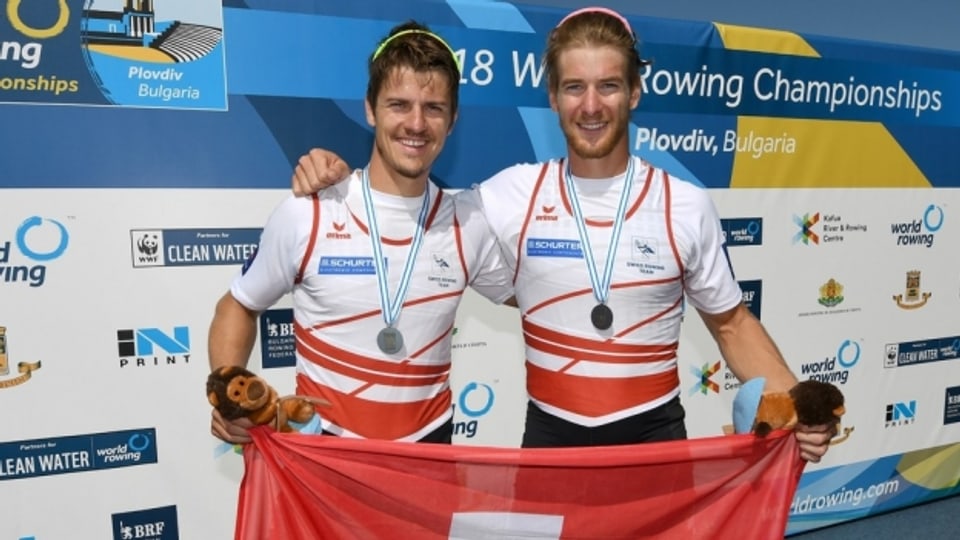 Roman Röösli und Barnabé Delarze mit ihrer Medaille.