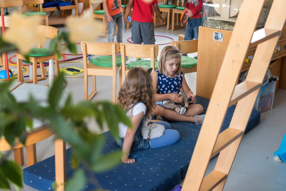 Schwyzer Kinder sollen künftig länger im Kindergarten bleiben dürfen.