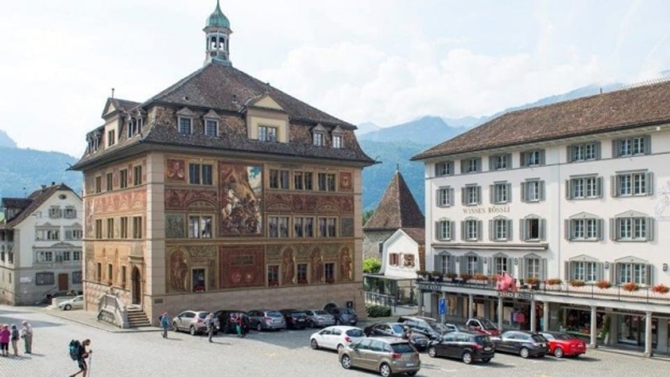 Über die Steuersenkung entscheidet das Schwyzer Kantonsparlament im Rathaus.