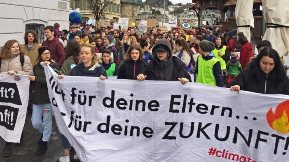Laut der Luzerner Polizei nahmen rund 1500 Personen an der Kundgebung teil.