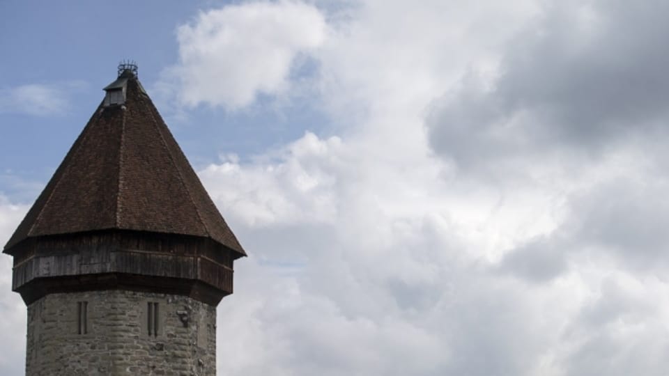 Wasserturm der Luzerner Kapellbrücke: Der Finanzhimmel über Luzern klart auf.