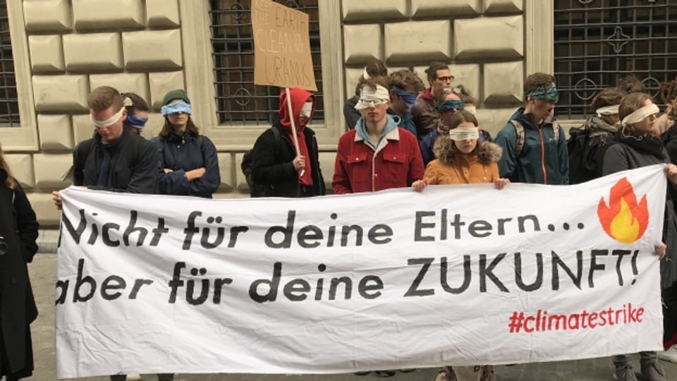 Gegen hundert Menschen demonstrierten vor dem Luzerner Regierungsgebäude für mehr Klimaschutz.