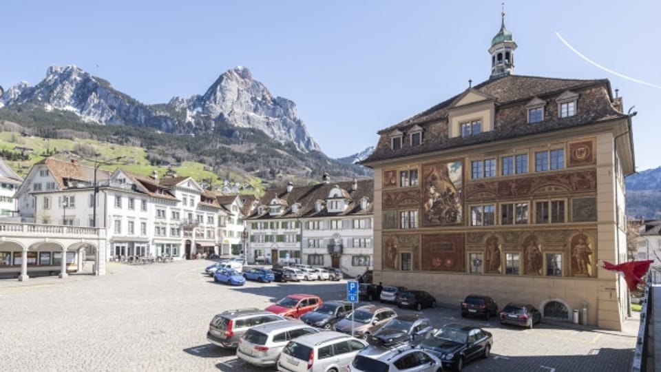 Hauptplatz in Schwyz: Das Parlament senkt die Motorfahrzeugsteuer