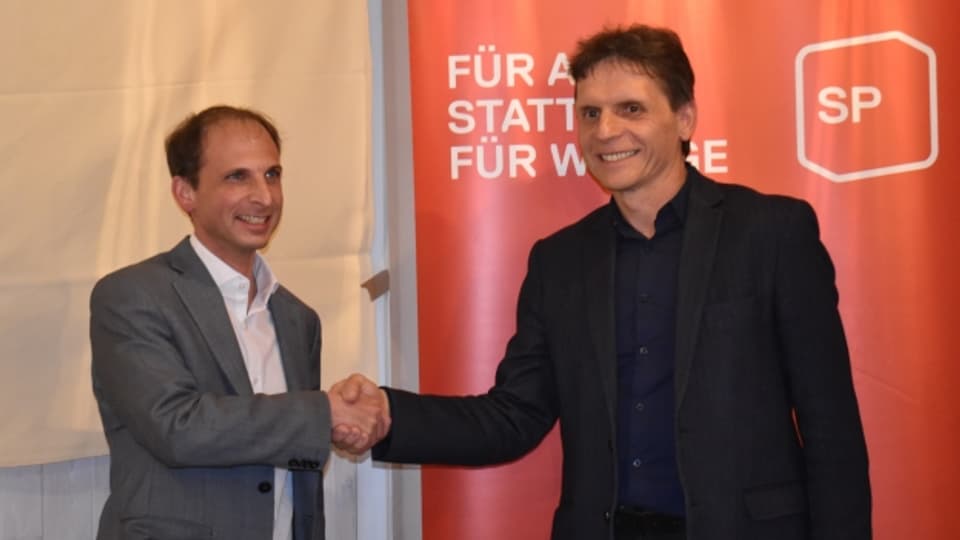 Parteipräsident Andreas Marty (rechts) gratuliert Michael Fuchs zur Nomination.
