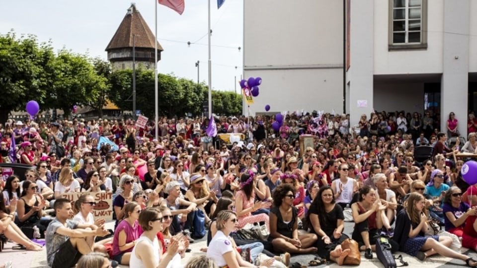 Frauenstreik: Grosser Aufmarsch auf dem Luzerner Theaterplatz.