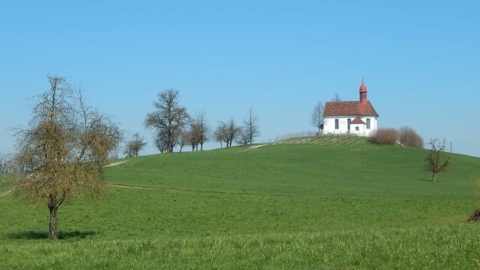 Hügel mit Kirche in Hochdorf