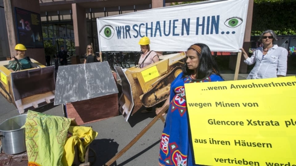 Demonstration gegen den Zuger Rohstoff-Konzern Glencore.