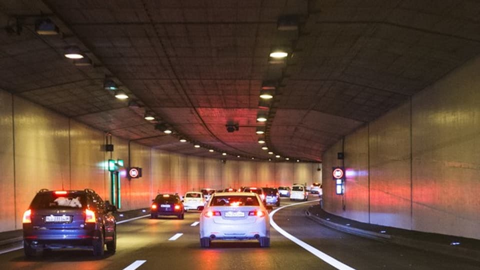 Dichter Verkehr im A2-Tunnel Schlund.
