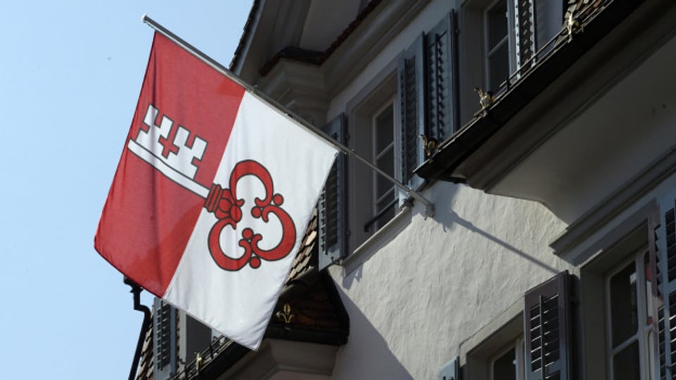 Regierungsgebäude in Sarnen mit Obwaldner Flagge.