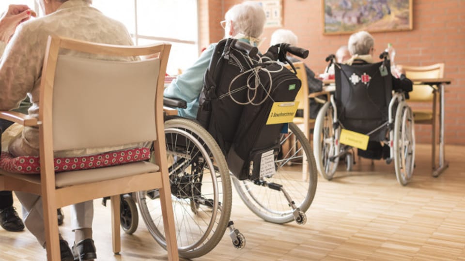 Seniorinnen und Senioren in einem Pflegeheim: Der Kanton Luzern muss mehr an den Heimaufenthalt zahlen.