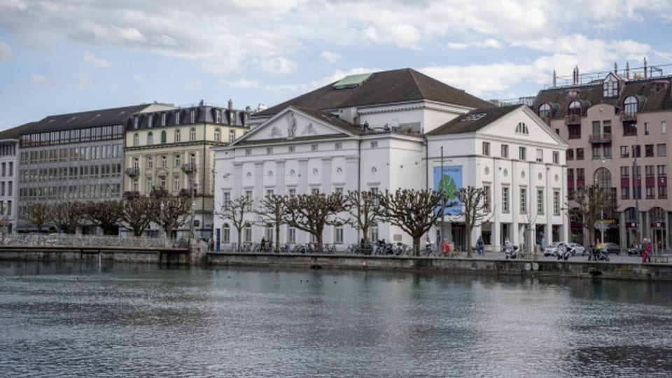 Soll das Luzerner Theater an der Reuss umgebaut und erweitert - oder komplett neu gebaut werden?