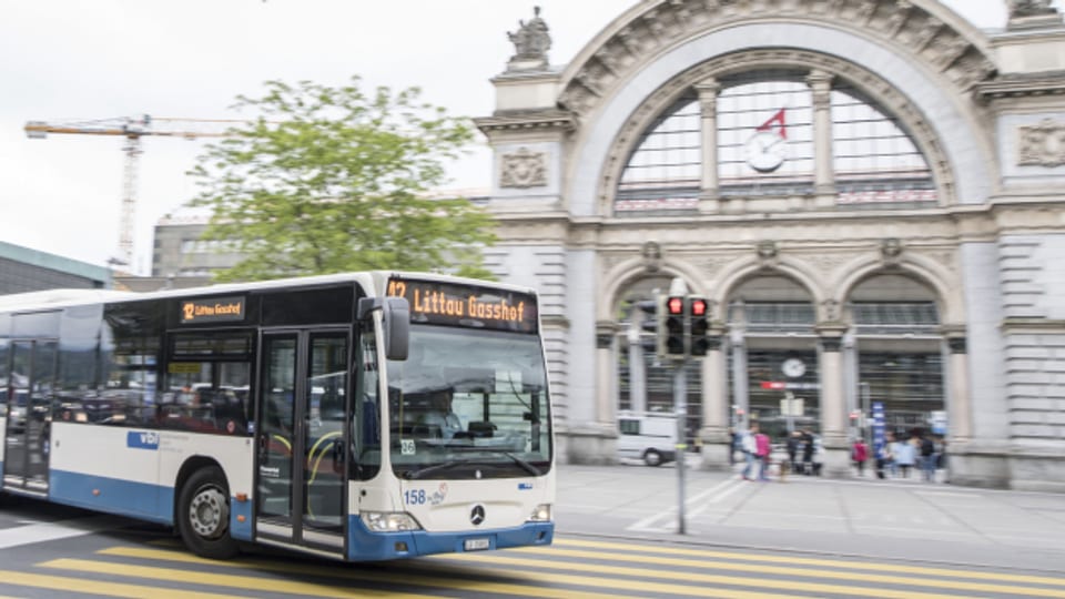 Ein Bus der VBL in Luzern: Das Unternehmen soll Geld an den Verkehrsverbund zurückzahlen.