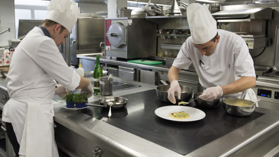 Köche in einer Hotelküche: Die Gastro- und Tourismusbranche leidet unter dem Corona-Virus.