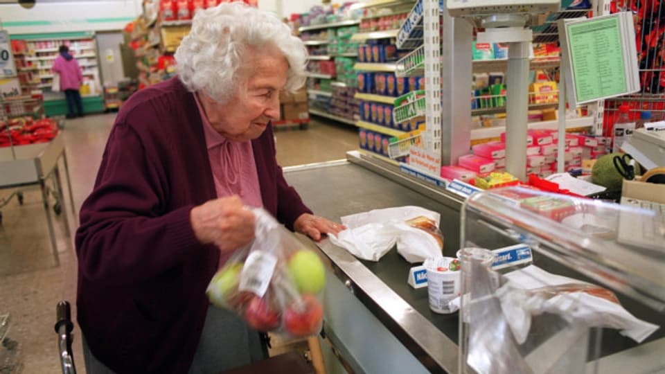 Eine Seniorin beim Einkaufen.