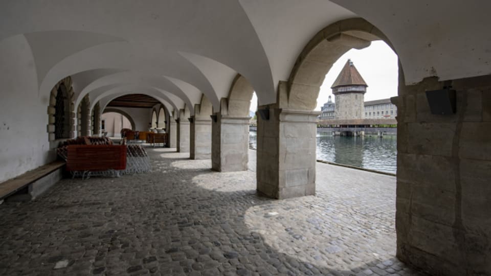 Menschenleer: Das Reussufer in der Stadt Luzern