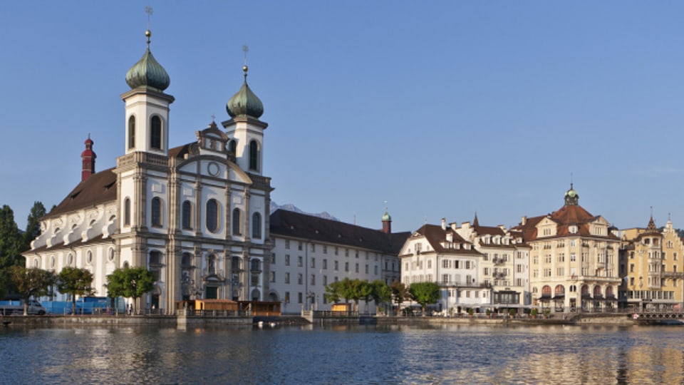 Die Jesuitenkirche in Luzern: Den Kirchen werden in den kommen Jahren Einnahmen fehlen.