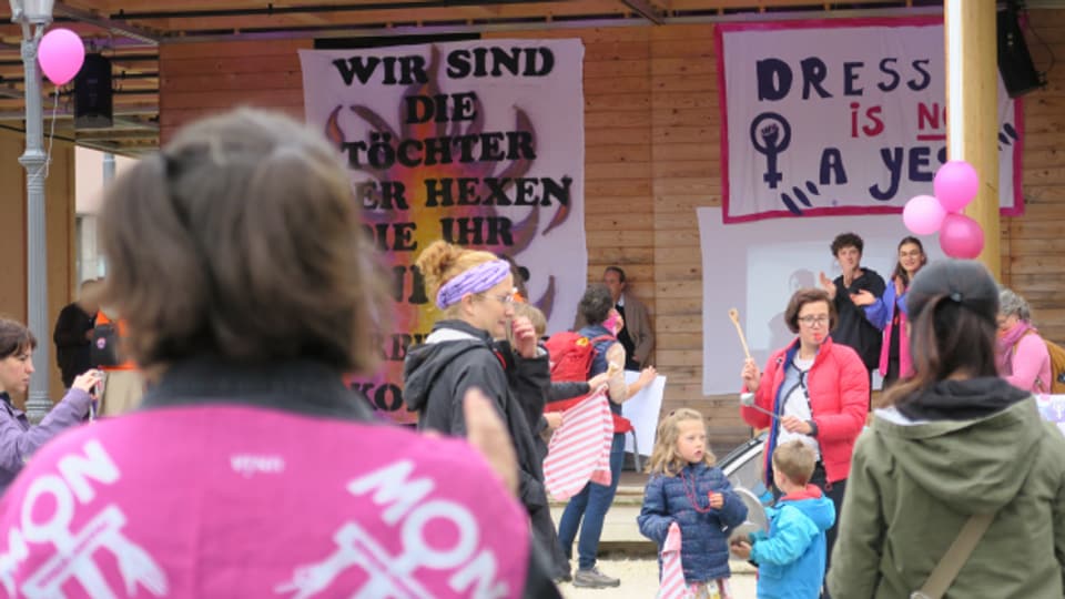 Der kleine Frauenstreik vor der Box des Luzerner Theaters.