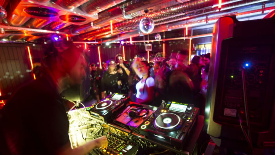 Das Nachtleben gerät unter Druck: Es häufen sich die Stimmen, die eine Schliessung der Discos und Clubs fordern.