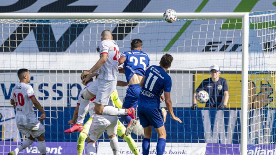 Xamax-Spieler Marcis Oss schiesst in der 91. Minute das Siegestor zum 1:2 gegen den FC Luzern.