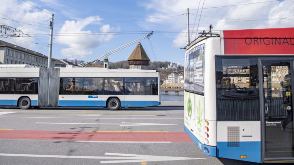 Die Busse fahren, doch bei der Chefetage ist Feuer im Dach: VBL-Busse auf der Seebrücke in Luzern.